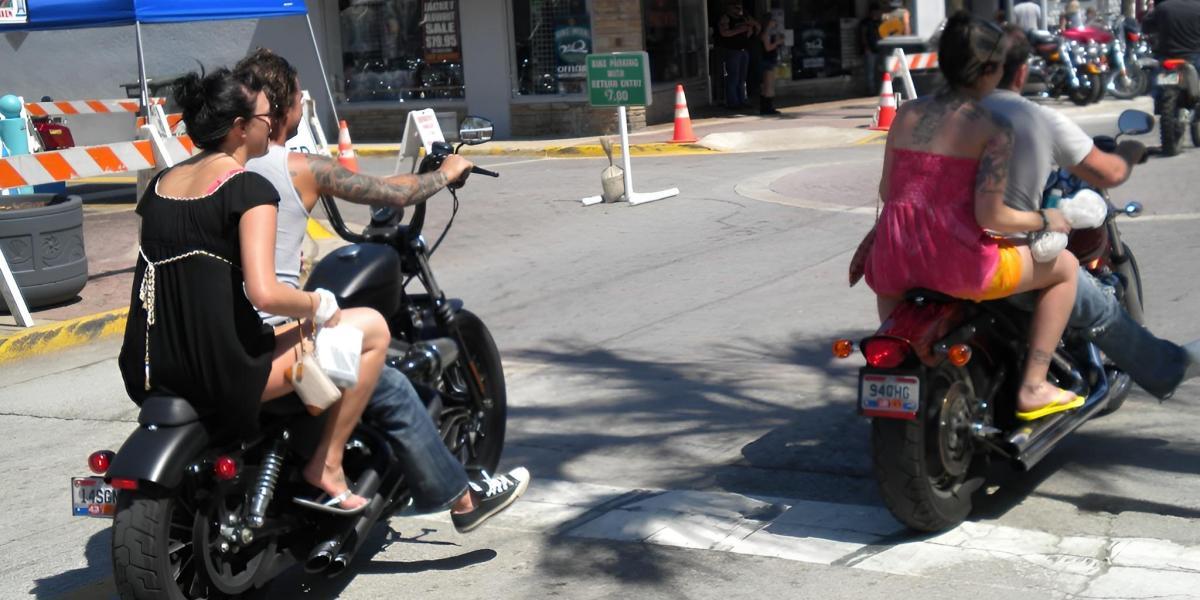 La Guardia Civil intenta responder a la eterna duda sobre la conducción con chanclas y solo consigue confundir e indignar a la ciudadanía