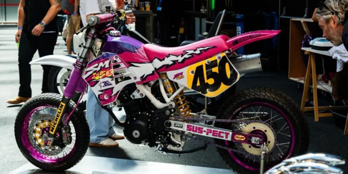 Esta impresionante supermotard de los 90 es en realidad una Royal Enfield Guerrilla muy tuneada
