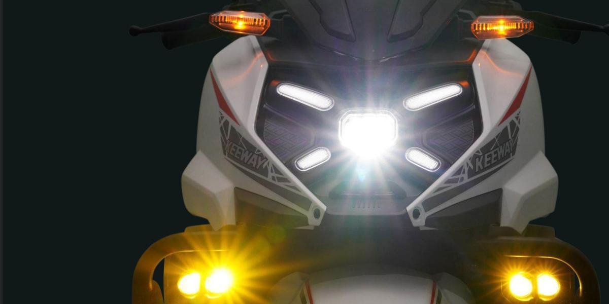 Llega el scooter todoterreno que quiere ser una maxitrail como la BMW R 1300 GS, al menos su frontal no deja lugar a dudas