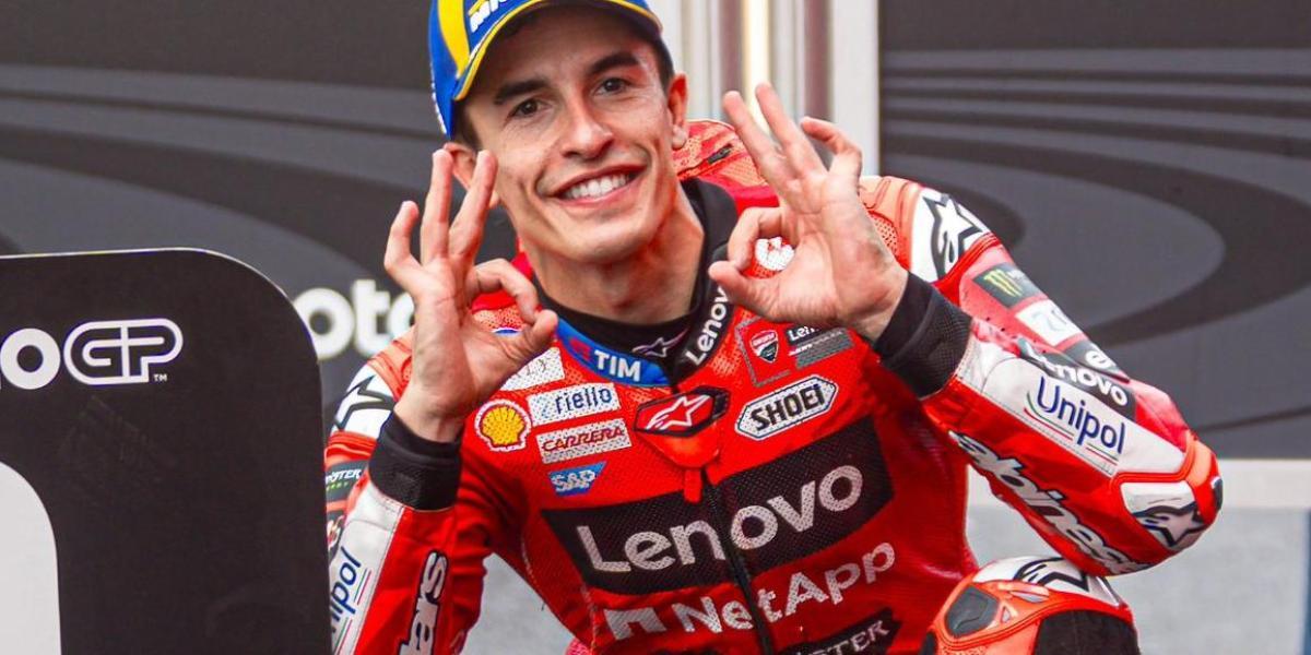 golpe encima de la mesa de Marc Márquez