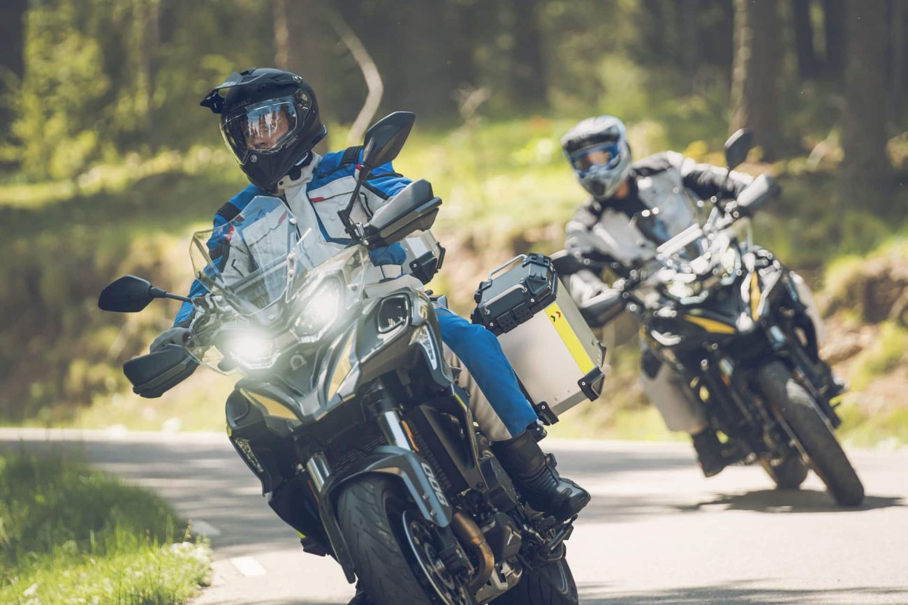 QJ Motor amplía su gama ADV con las nuevas SRT 900 en versiones “S” y “SX”