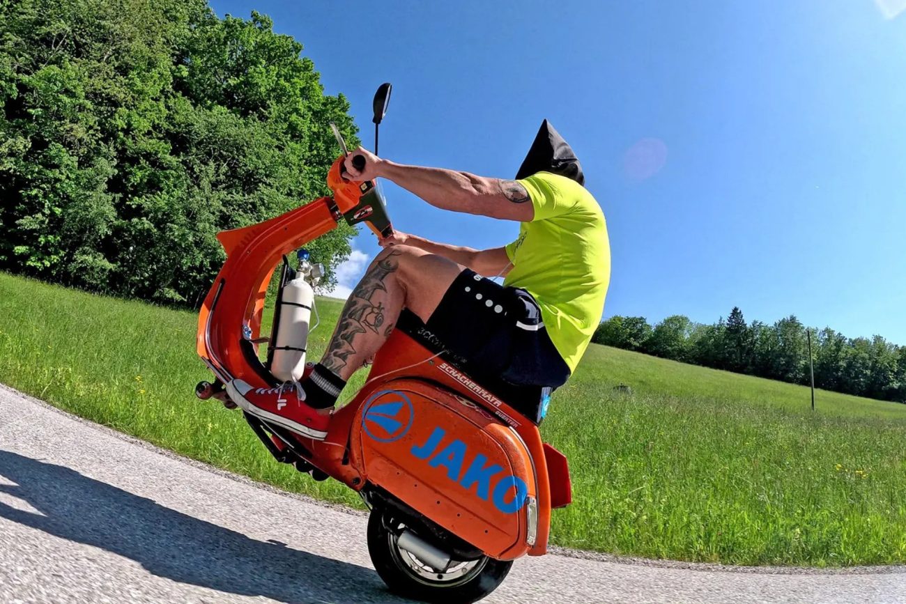 Günter Schachermayr en su Vespa