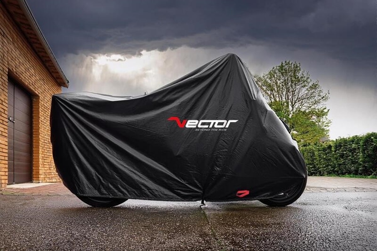 Vector presenta su gama de accesorios 2025, para proteger, almacenar y cuidar nuestra moto