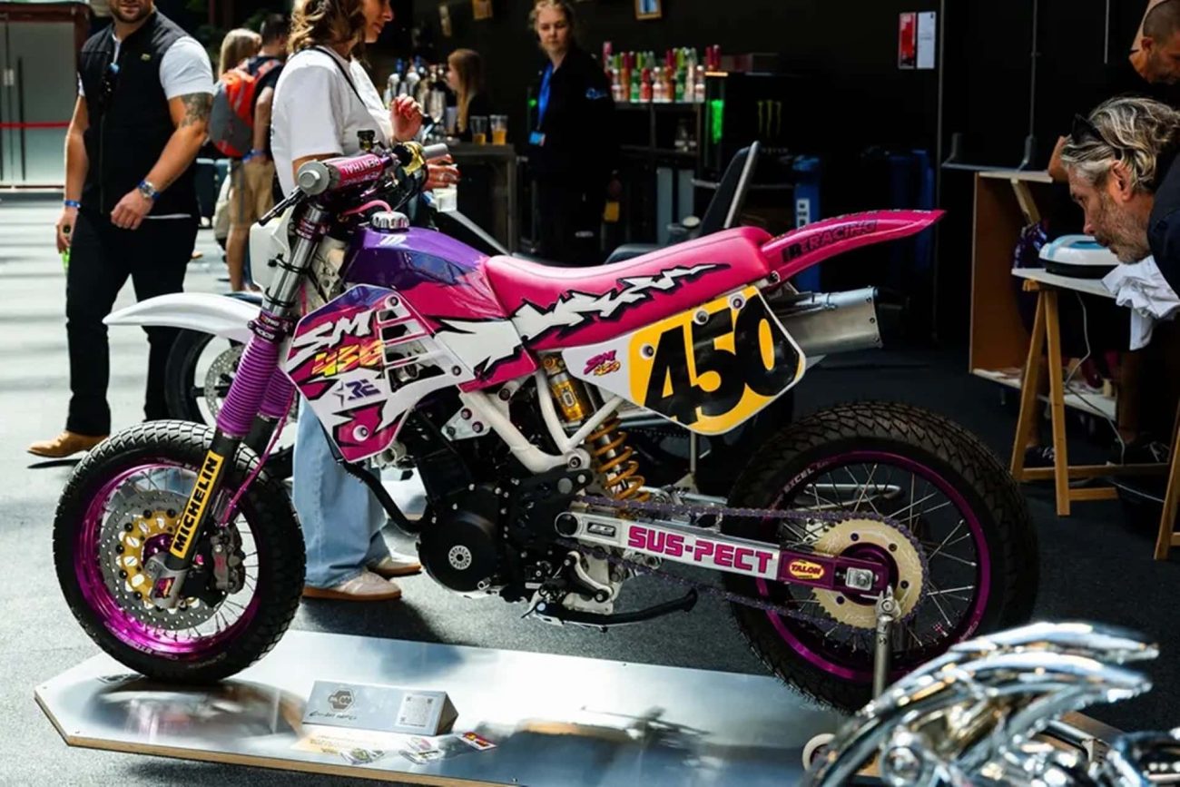 SM450 Urban Guerrilla: Como convertir una naked neo-retro en una llamativa y colorida supermotard