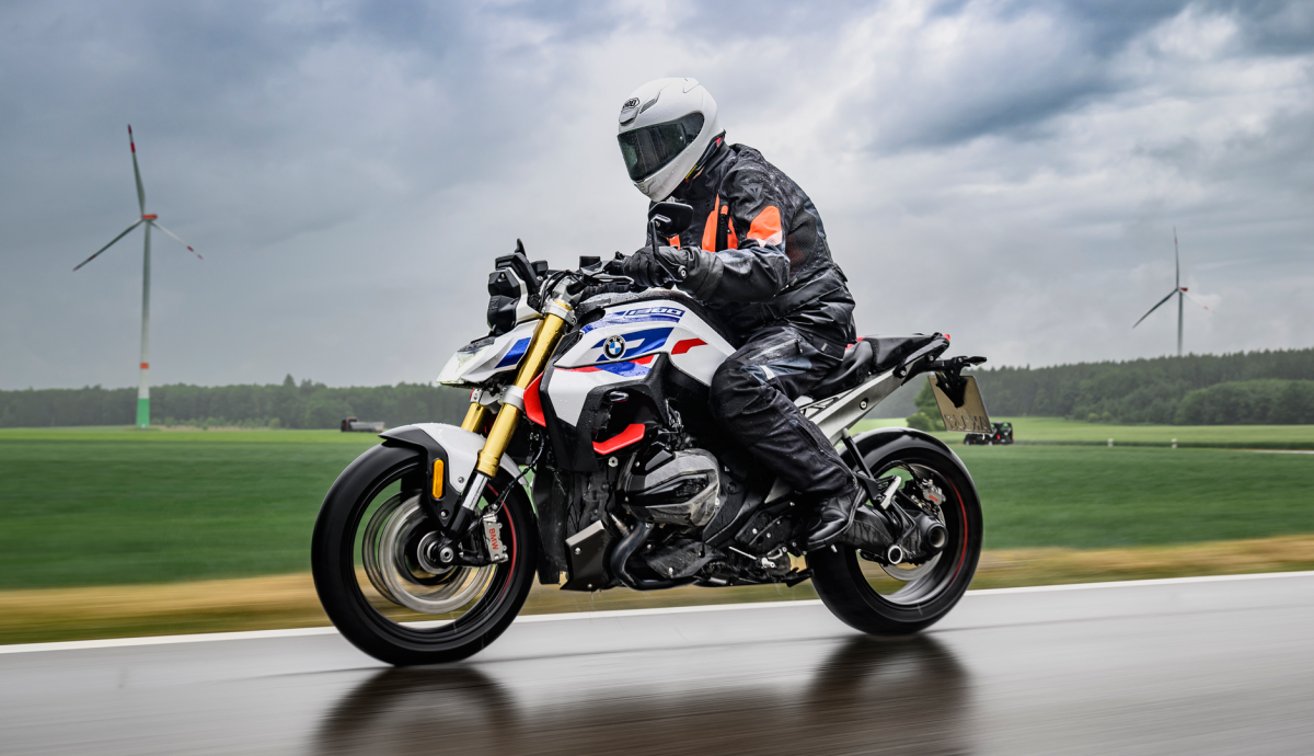 Prueba BMW R 1300 R 2025, la gran naked boxer alemana se...