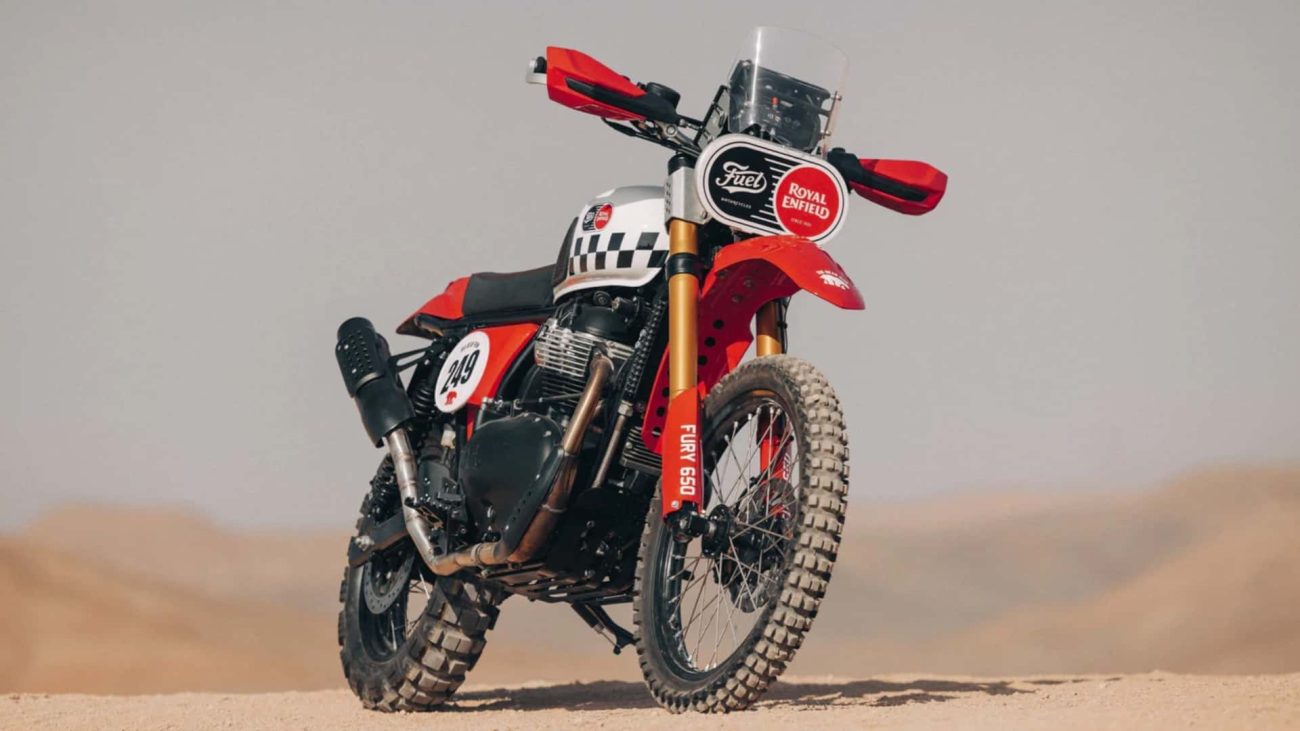 Esta motocicleta personalizada es la imagen ideal de un competidor para el desierto