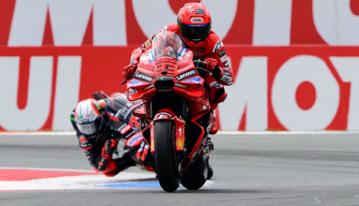 Marc Márquez gana el centenario de Assen y se va en MotoGP