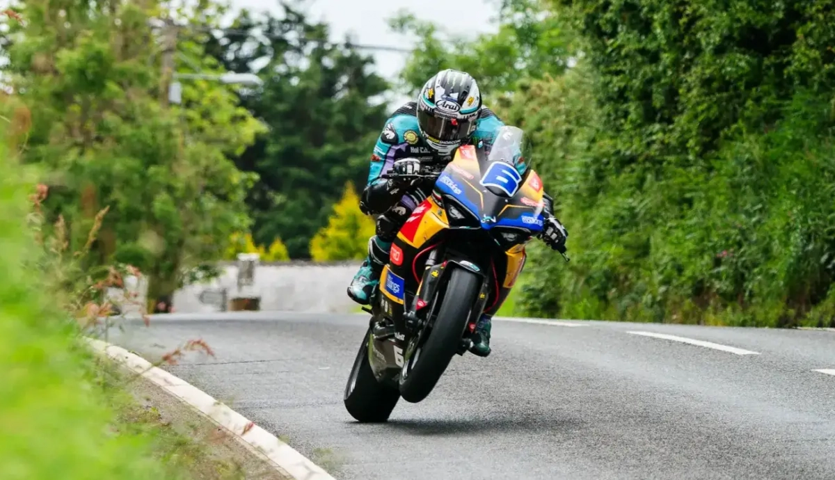 Michael Dunlop suma 32 victorias en IOMTT ganando Supersport