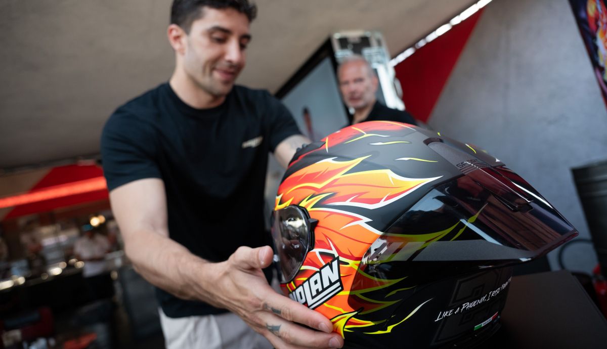 Nolan y Andrea Iannone lanzan su casco réplica: el renacer del fénix
