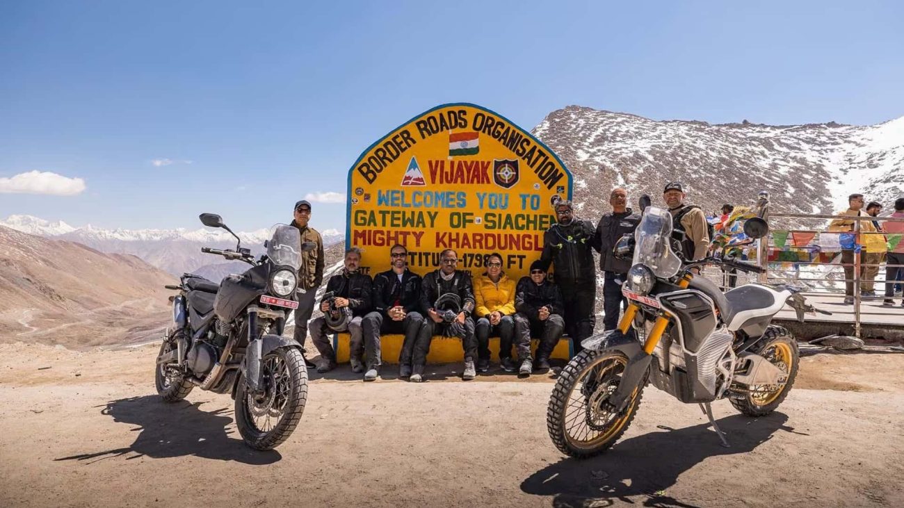 Contempla la nueva Royal Enfield Himalayan e Him-E en el Himalaya