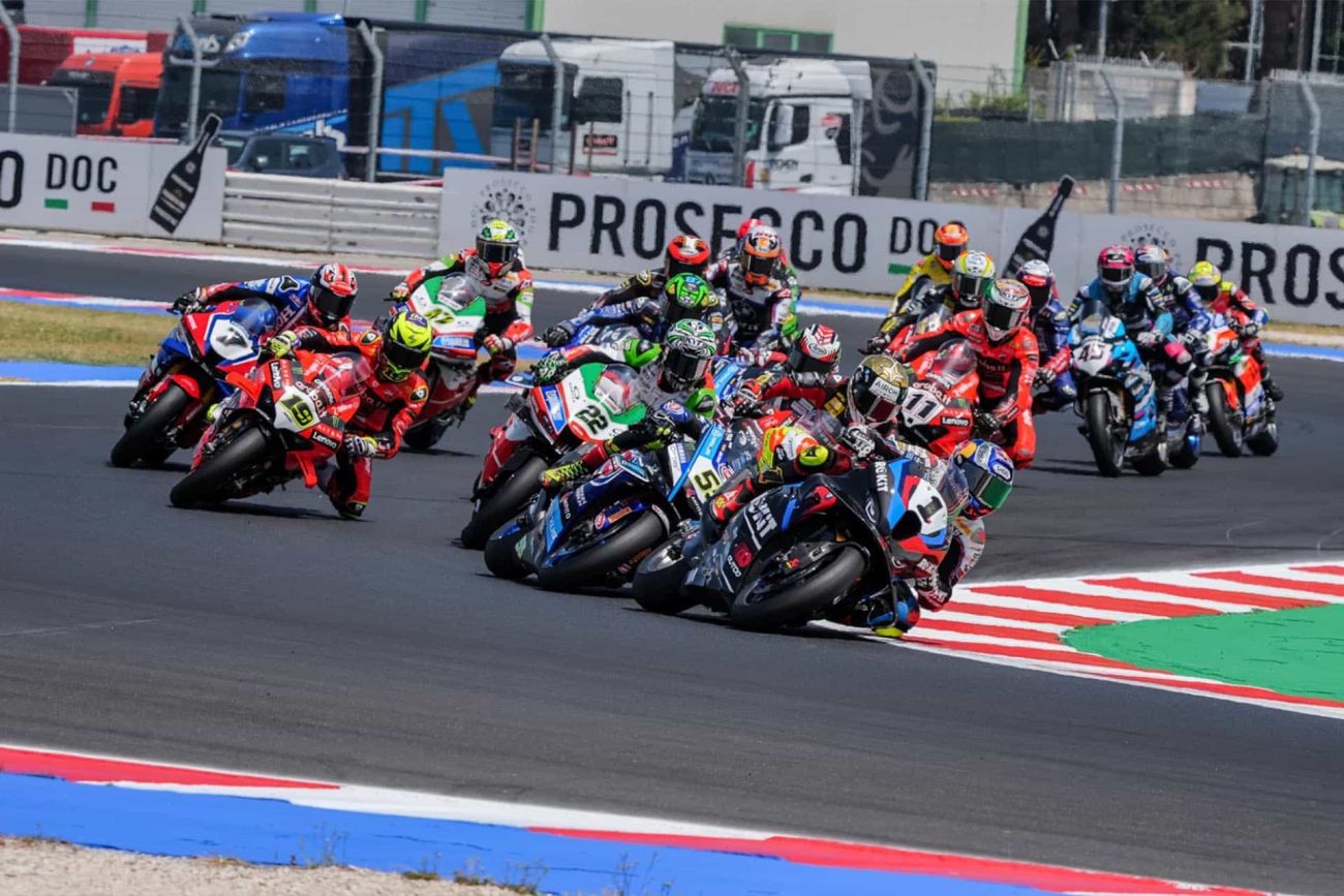 Superbike Misano 2025: Razgatlioglu da un golpe sobre la mesa con un triplete
