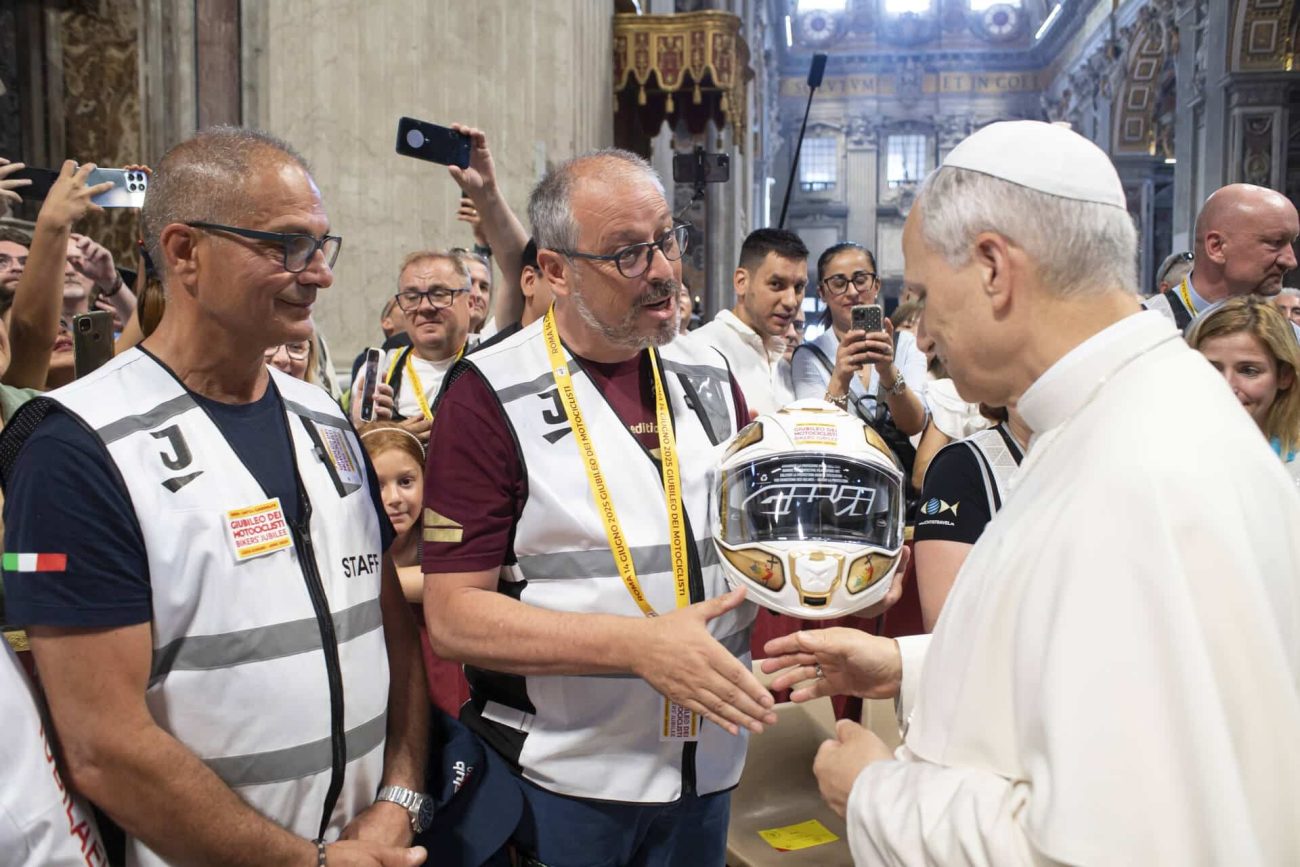 GIVI entrega un casco X.27 personalizado al Papa León XIV con motivo del Jubileo 2025