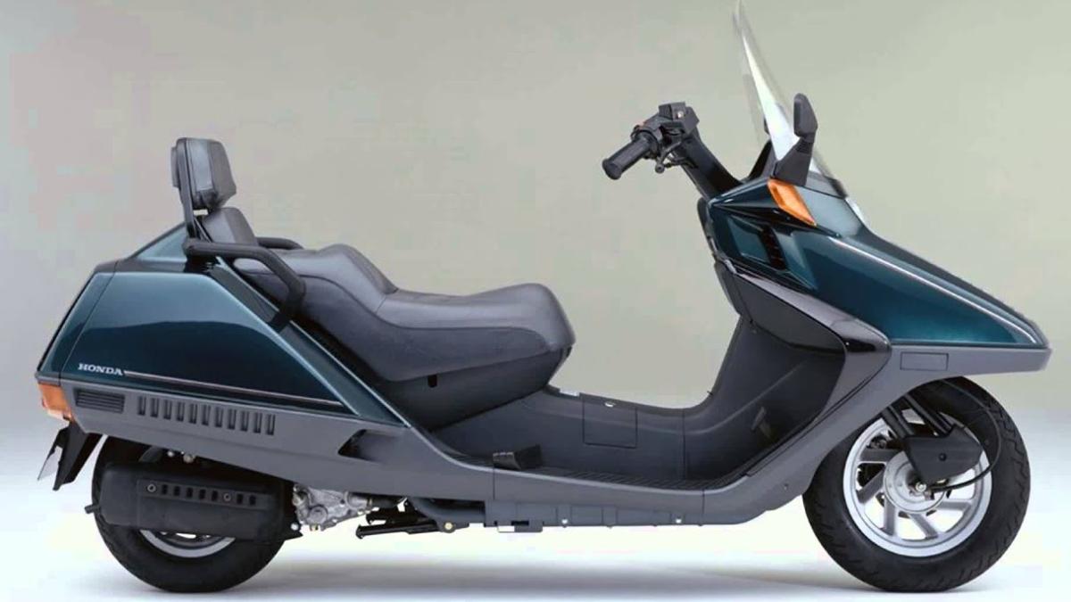 El padre de todos los maxiscooter tiene casi 40 años y es todo un mito: Honda Spazio