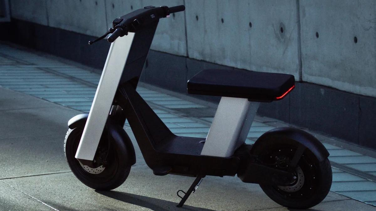 Llega un scooter futurista urbano de acero y aluminio que no es lo que parece, sin carnet ni seguro, ni matrícula, y con pedales
