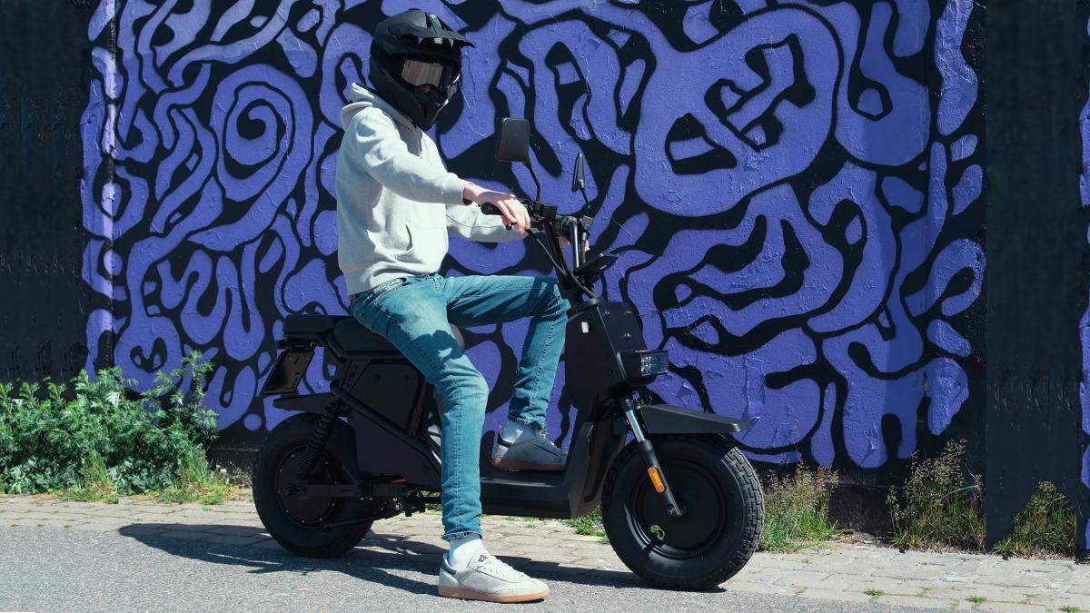 Llega un nuevo y desenfadado scooter sueco low cost personalizable, para adolescentes skaters rebeldes