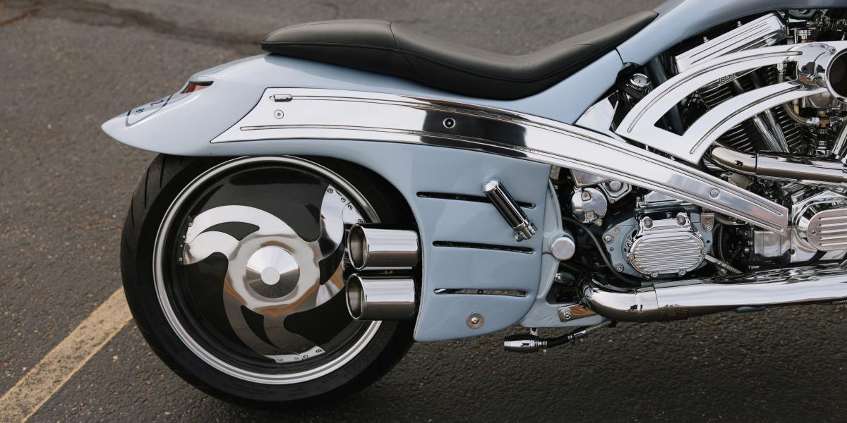 Parece la moto de un Batman guai de la alta sociedad, pero es una custom rockera hecha a medida y muy cara, recientemente subastada