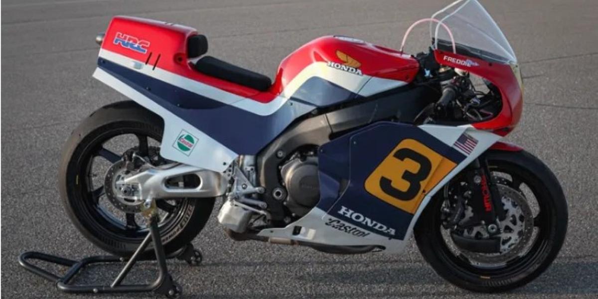 No, esta moto no es la Honda NS500 de Freddie Spencer, pero sí es una fantástica réplica de ella