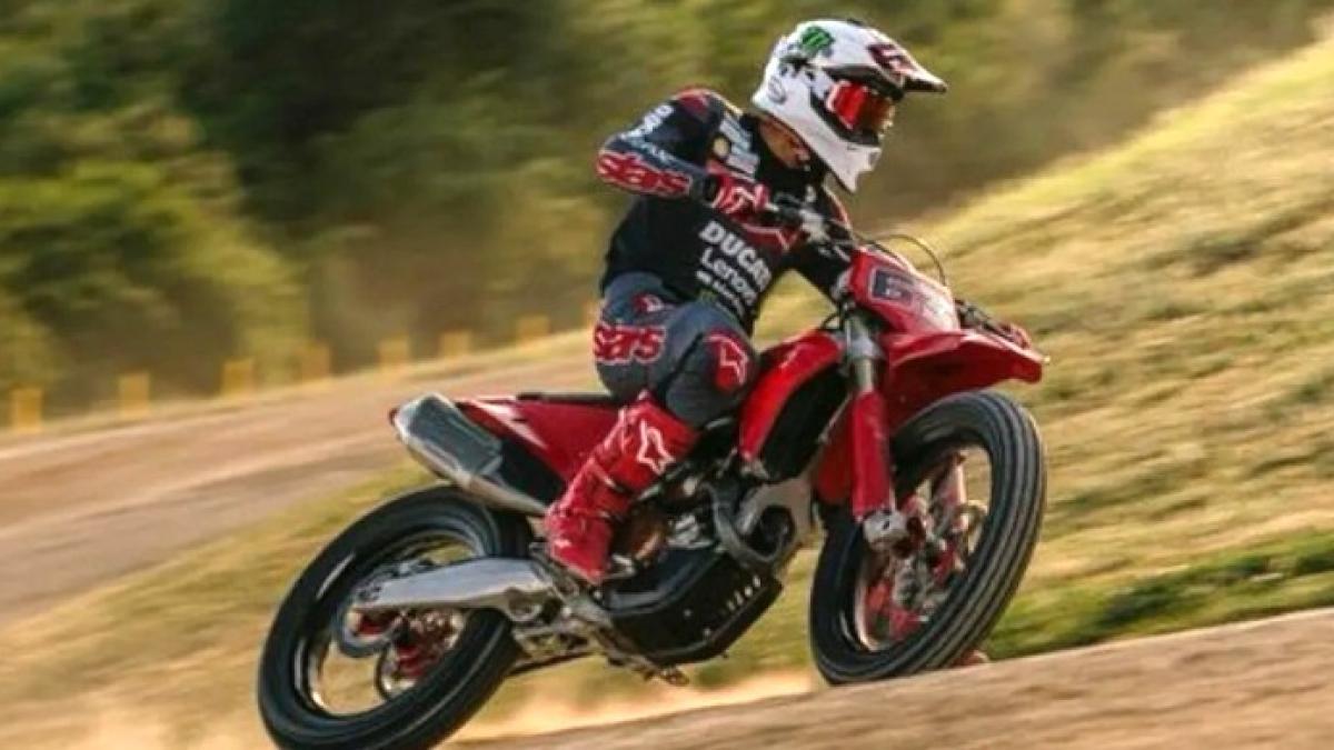 Ducati entrega dos especiales Desmo450 MX para que Bagnaia y Márquez entrenen sobre tierra