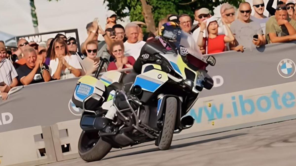 Esta chica hace piruetas con una moto turística de 300 kg de la policía como la BMW R 1300 RT, y sin despeinarse
