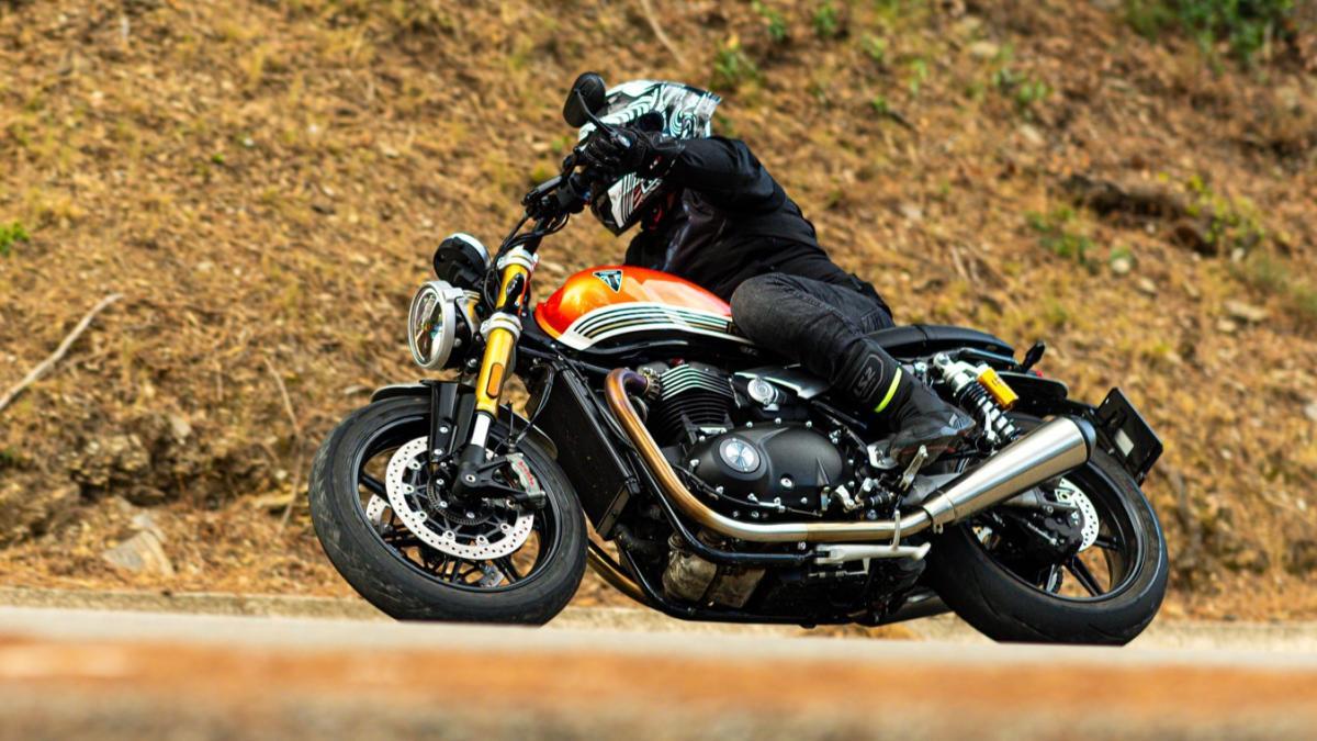 el músculo británico con traje de gala