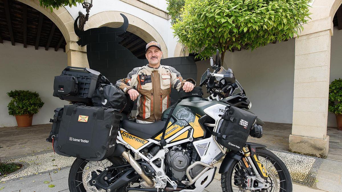 ¿Hasta dónde llegarías en moto? Julio Álamo cruzó 11 países para visitar hasta el último toro de Osborne que queda en pie