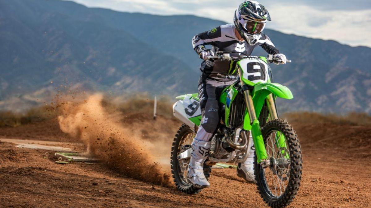 Si tienes barro en las venas, prepárate para unirte al Team Green con las nuevas KX 2026