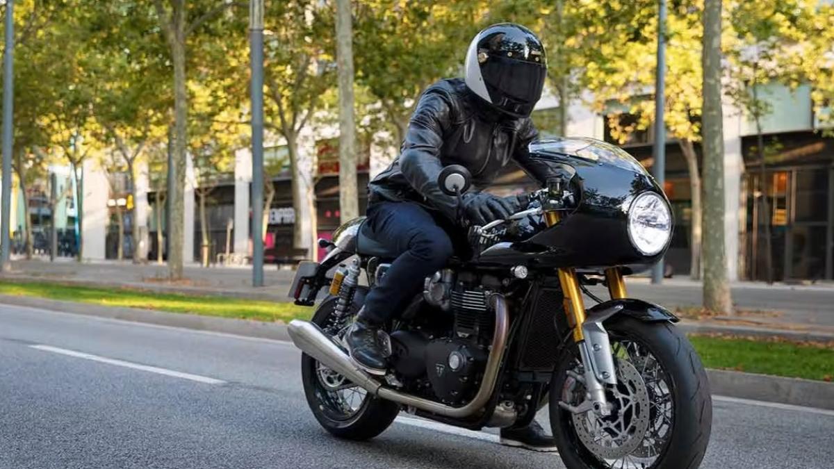 La Triumph deportiva para el A2, la Thruxton 400, está a punto de caramelo