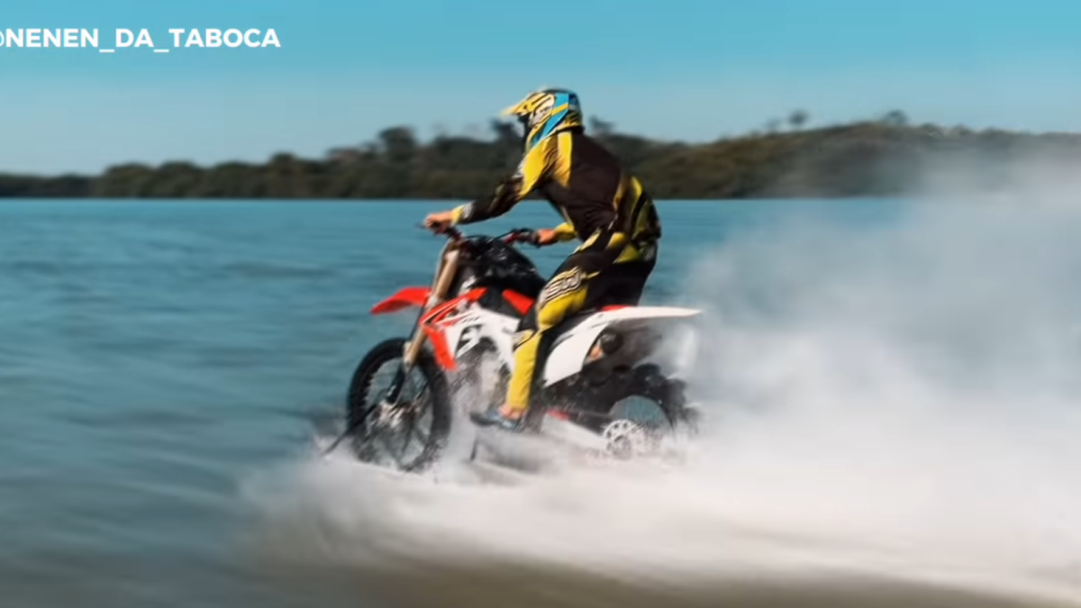 un piloto brasileño recorre más de 1 km sobre un río con su motocross.