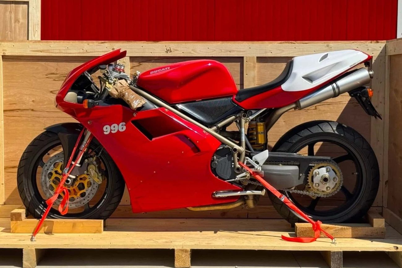 Esta Ducati 996 SPS lleva 26 años metida en su caja esperando a que alguien se decida a pilotarla