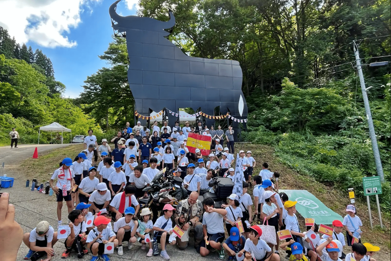 ToroEnMoto: Julio Álamo alcanza el último toro de Osborne en Japón a lomos de una Triumph Tiger 1200