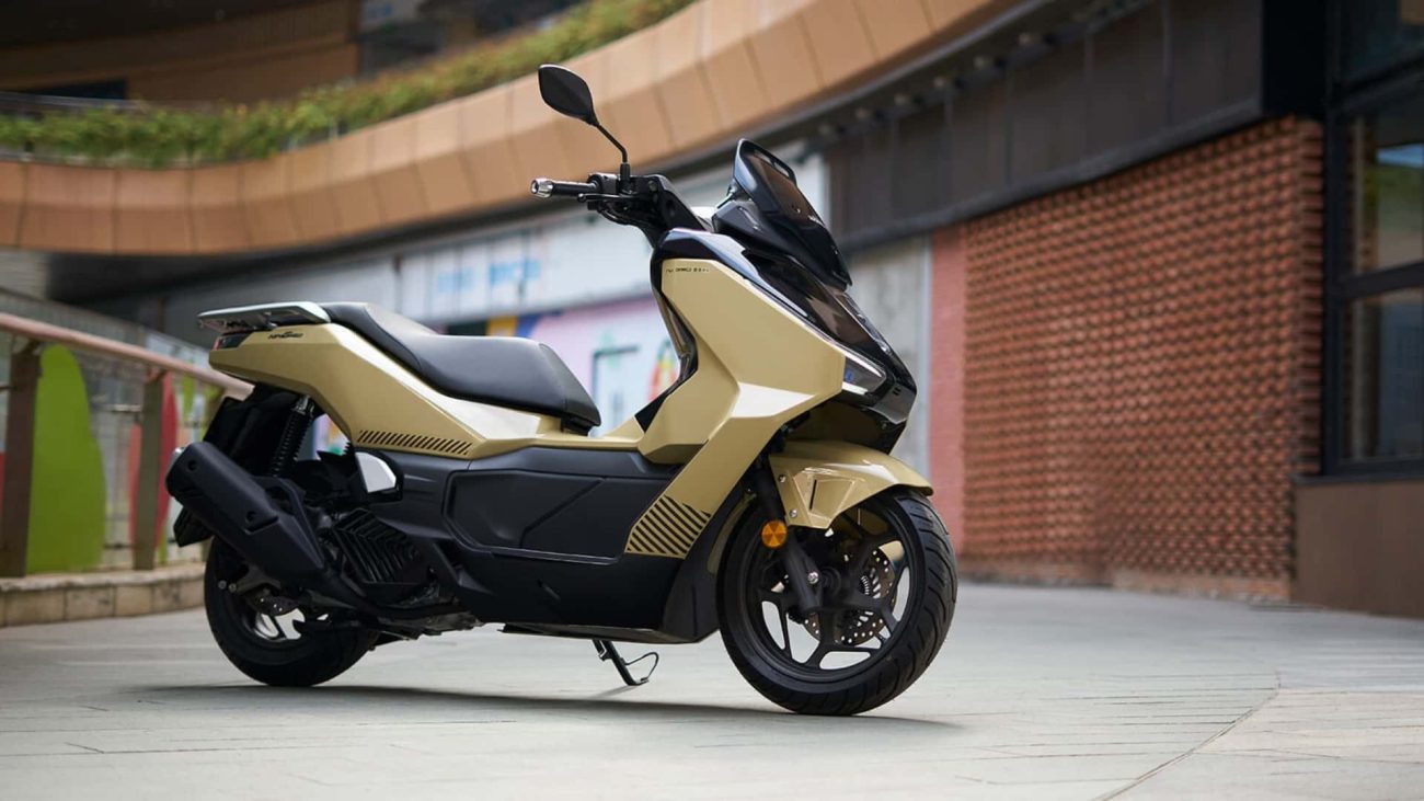 un scooter mezcla del ADV160 y el PCX