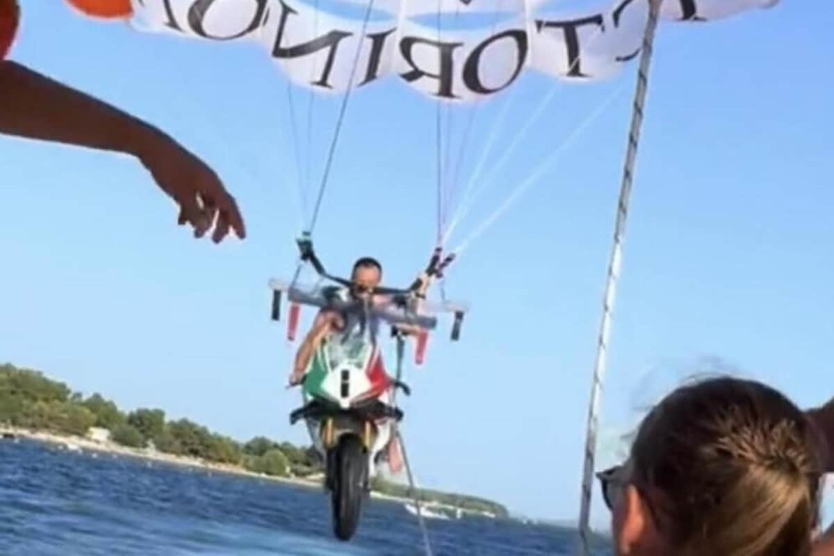 Parasailing en una Panigale V4 Tricolore: “¡Me sobra el dinero!”