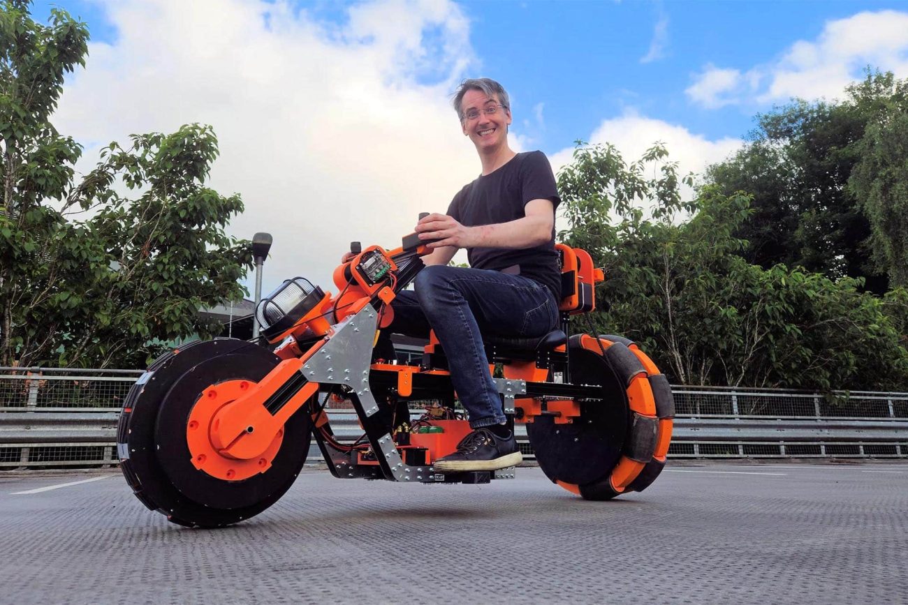 Otro invento loco (o no) de James Bruton: la moto que se maneja con joystick