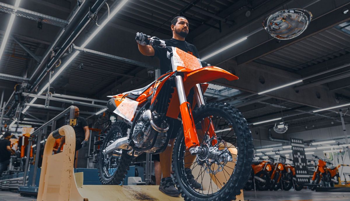 KTM reanuda la producción de motocicletas