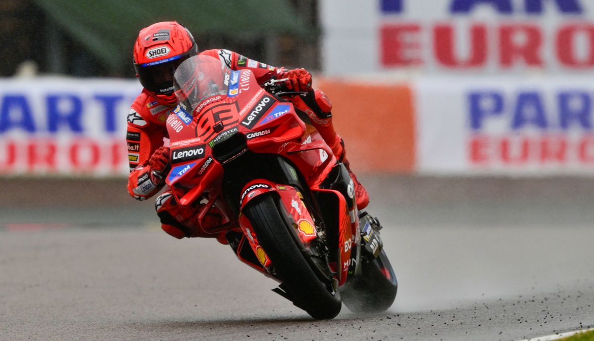 Marc Márquez baila el agua de Sachsenring para hacer la pole