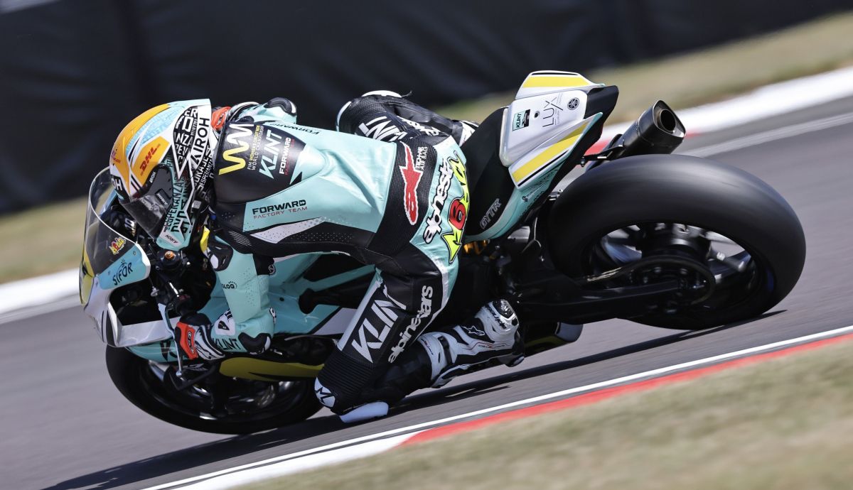 María Herrera contiene a Beatriz Neila en el primer podio de Chloe Jones en el WCR