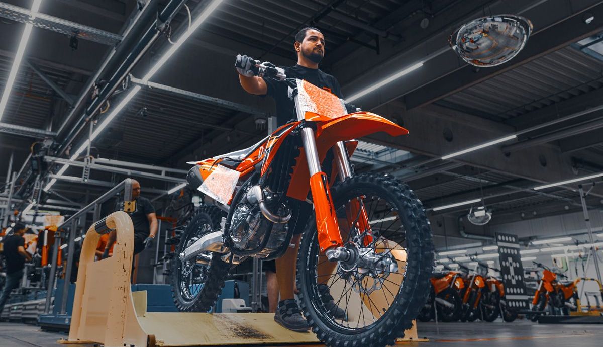 KTM reinicia la producción de motos en su fábrica de Mattighofen, Austria.