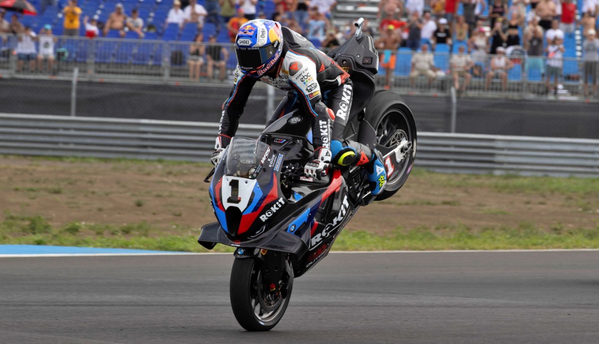 Toprak Razgatlioglu tampoco perdona en Balaton ante Nicolò Bulega y Álvaro Bautista