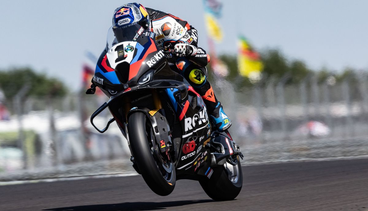 Razgatlioglu dice adiós a Donington con pole ante Bulega