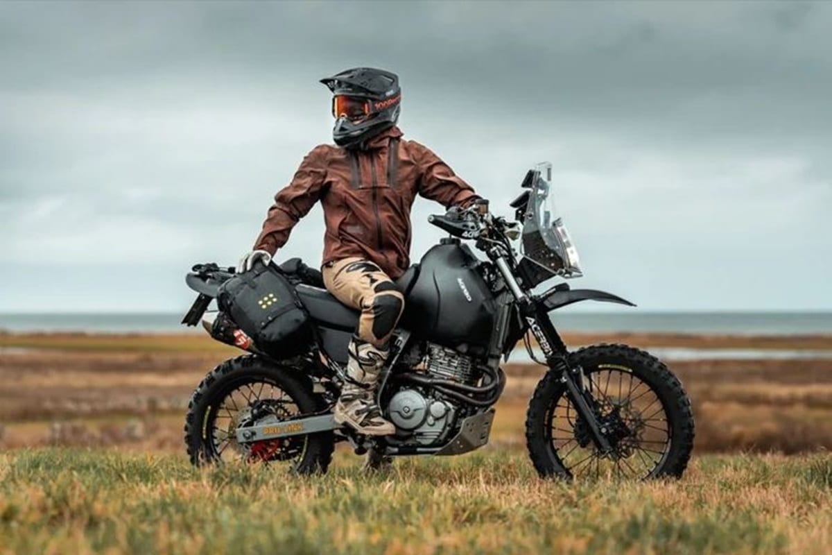 Kriega viste a esta Honda NX650 Rally con su gama de accesorios OS-Base Adventure