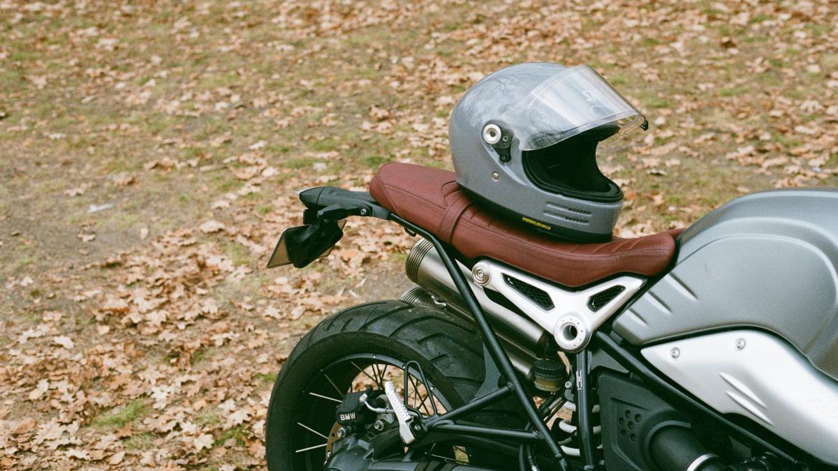 en Internet todo puede ser una estafa, como el caso de este vendedor de cascos de moto