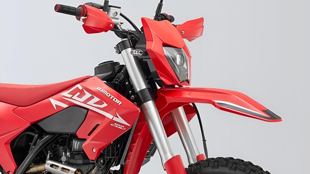 La trail offroad para el carnet de coche que parece de mayor cilindrada, agresiva y objeto de deseo, la QJ Motor COV 125 X