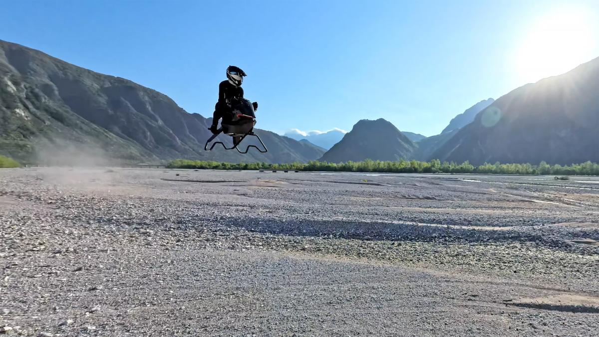 ¡No es un sueño! La moto voladora, que parecía una creación más de la IA, ya tiene precio y se puede reservar