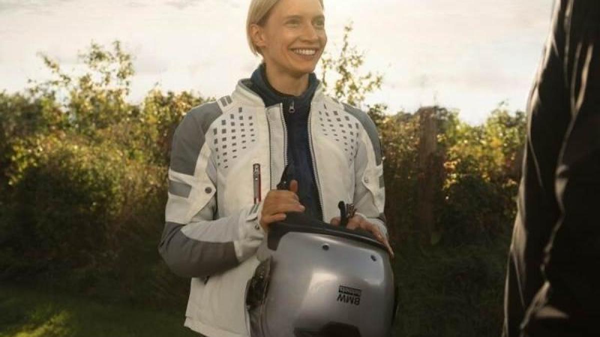 BMW declara la guerra al calor con tres prendas que eliminan cualquier excusa para no ir bien equipado en verano