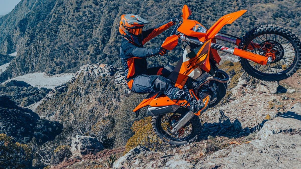 Sorpresas en la nueva gama de enduro KTM 2026, adiós a algunos modelos, cambios técnicos y con el color naranja más vivo de la historia