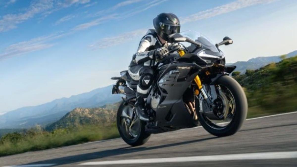 Llega la CFMoto 750SR-S, la deportiva china con motor de cuatro cilindros y muy, muy equipada