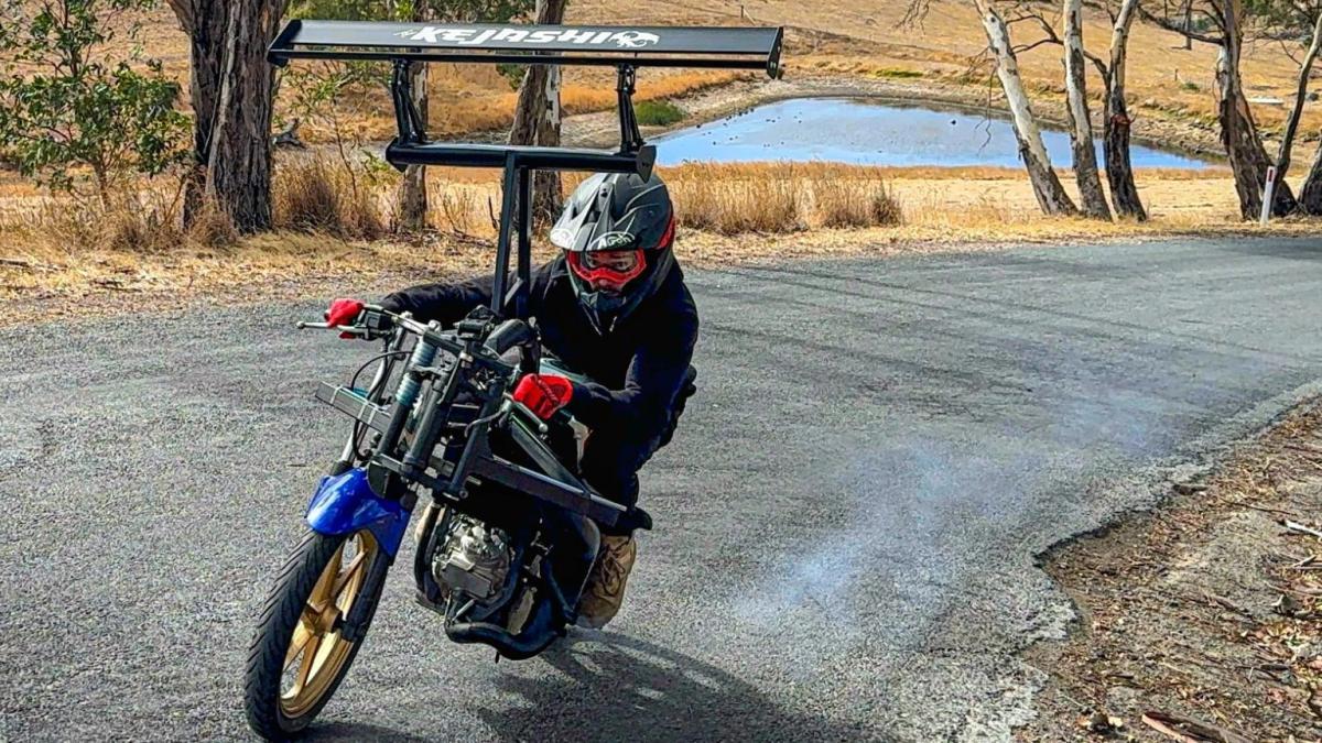 Un mecánico australiano inventa un novedoso alerón autoestabilizado para motos, una idea del demonio que da grima