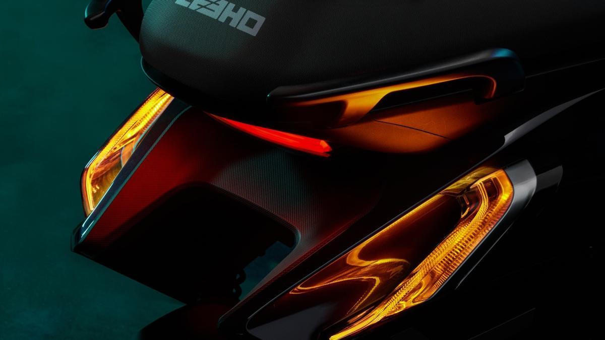 El nuevo scooter urbano futurista para el carnet de coche que supera los 100 km/h, superequipado, una joya tech, el Zeeho AE8 Max