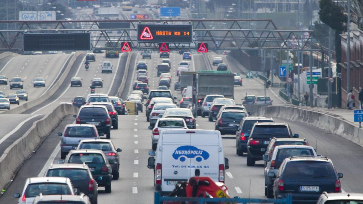 Decisión histórica: a partir de hoy, el Gobierno de España permite circular por el arcén para aliviar atascos