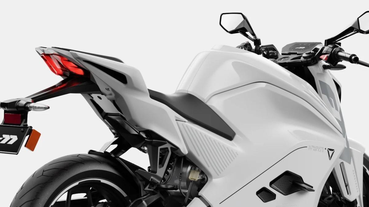 Ya a la venta a un atractivo precio esta moto superdeportiva para el carnet de coche, llega a 155 km/h y tiene mucha electrónica
